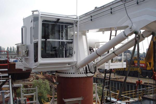 Plaatsen 24T scheepskraan aan boord schip